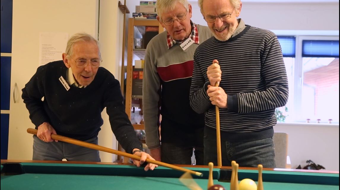 Følgevenner hjælper den demente med at opretholde sin fritidsinteresse - nemlig at spille pool